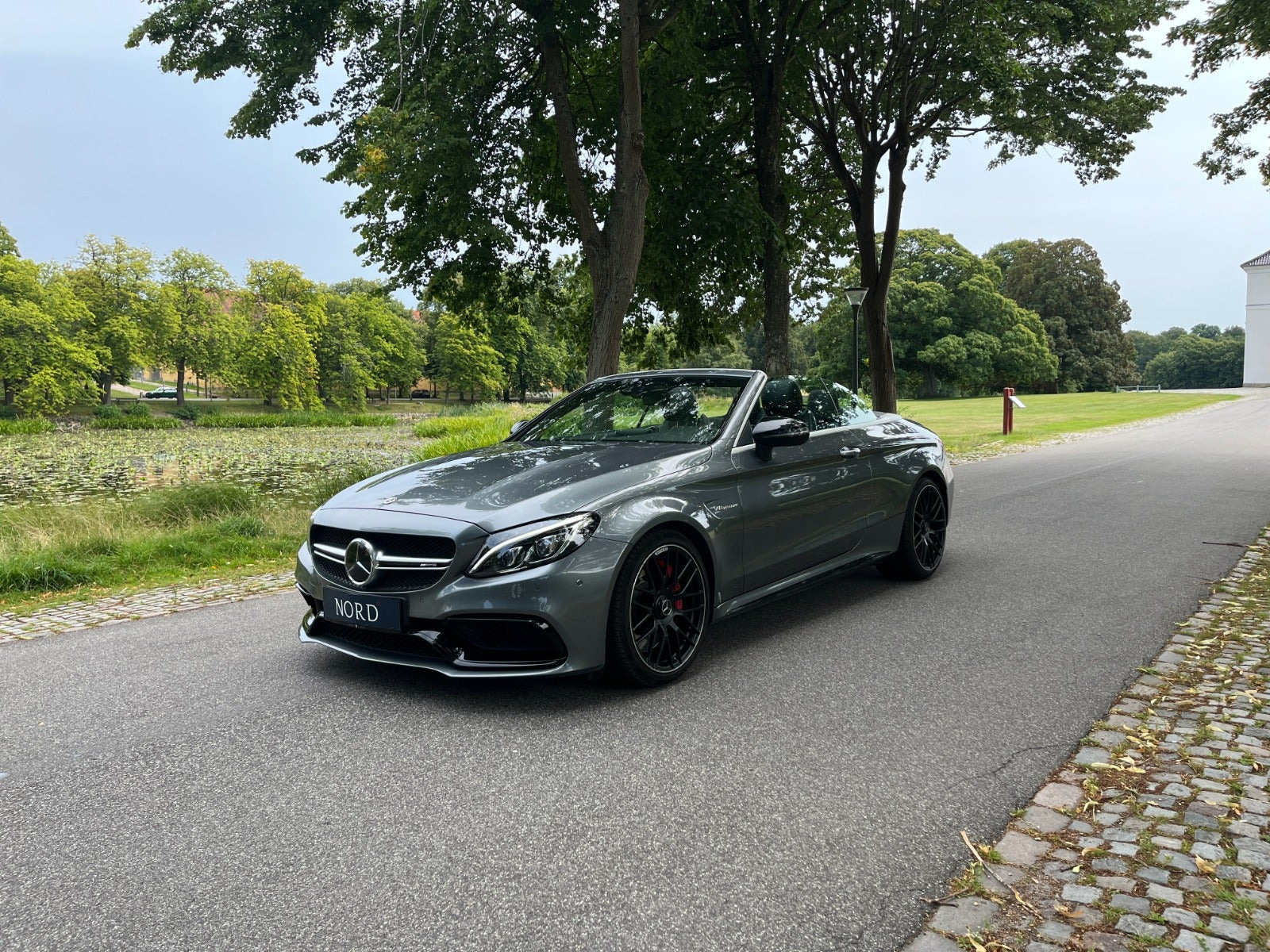 Grøn Mercedes C63 fra 2017