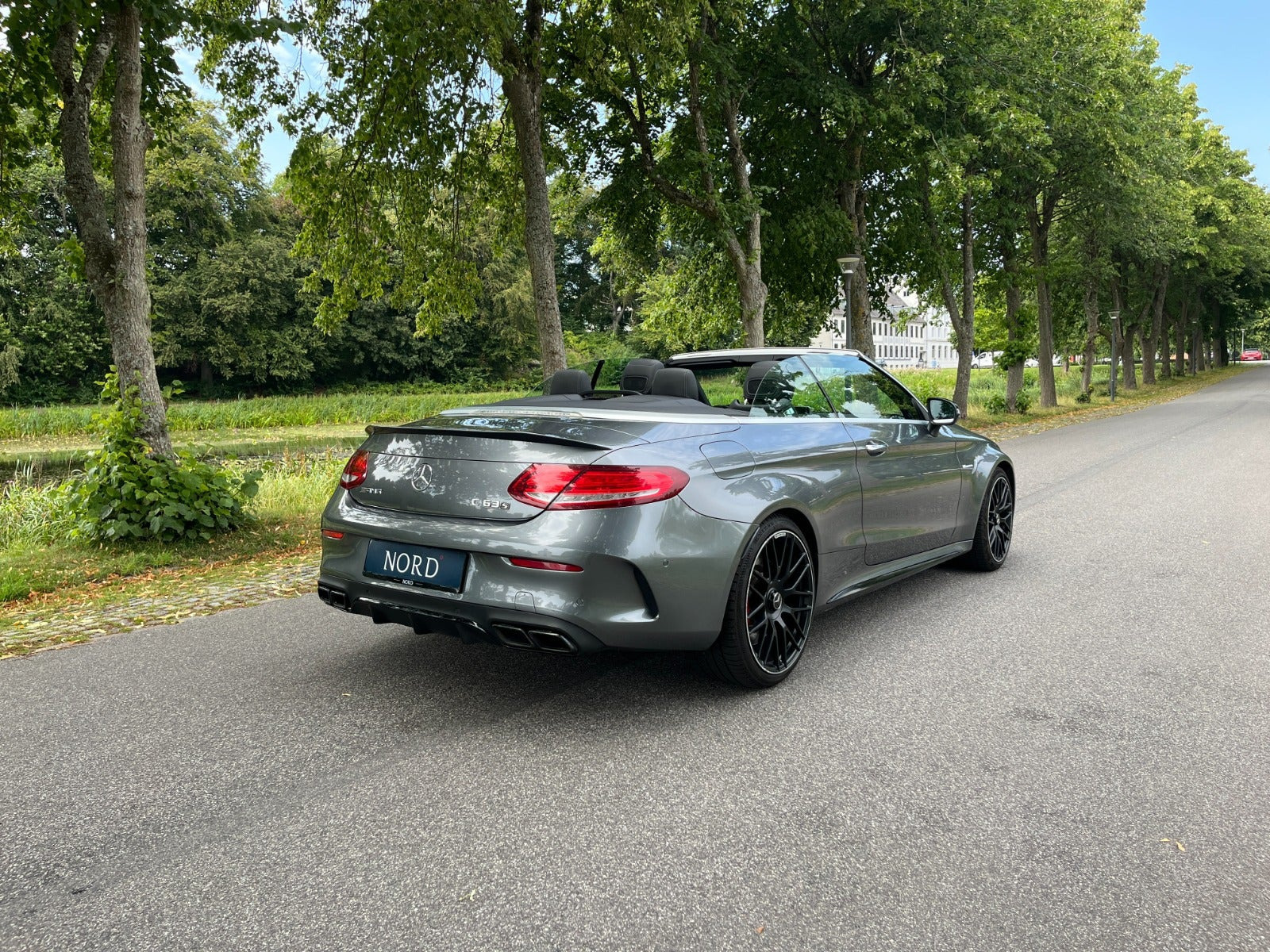 Grøn Mercedes C63 fra 2017