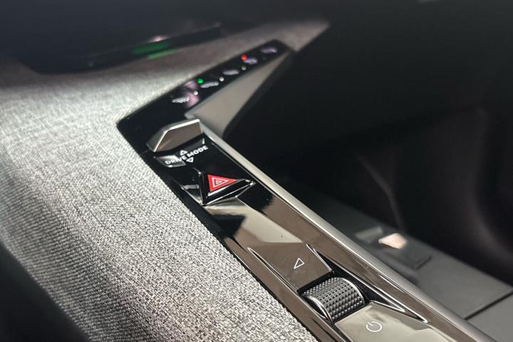 Sort Peugeot e-3008 fra 2025