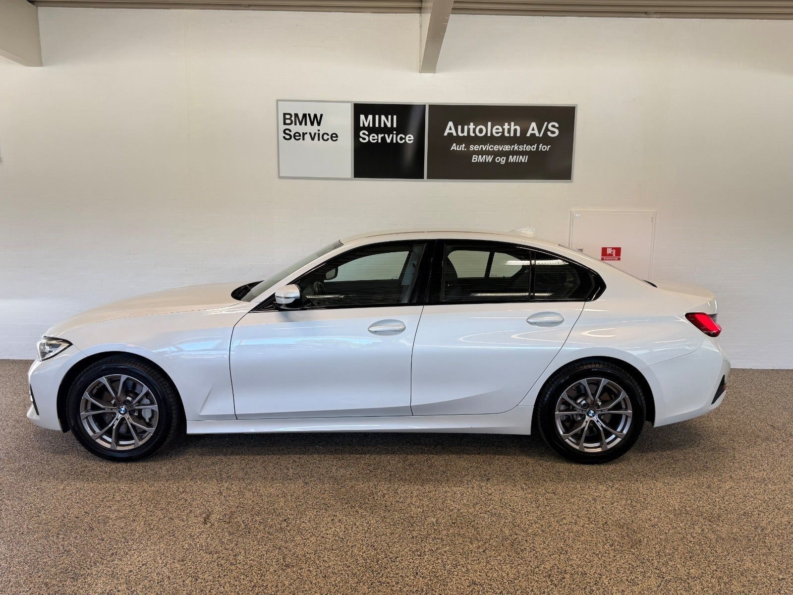 Hvid BMW 330d fra 2020