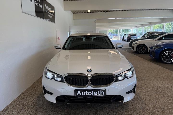 Hvid BMW 330d fra 2020