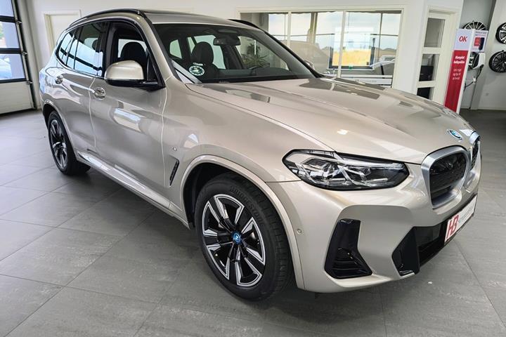 Orange BMW iX3 fra 2024