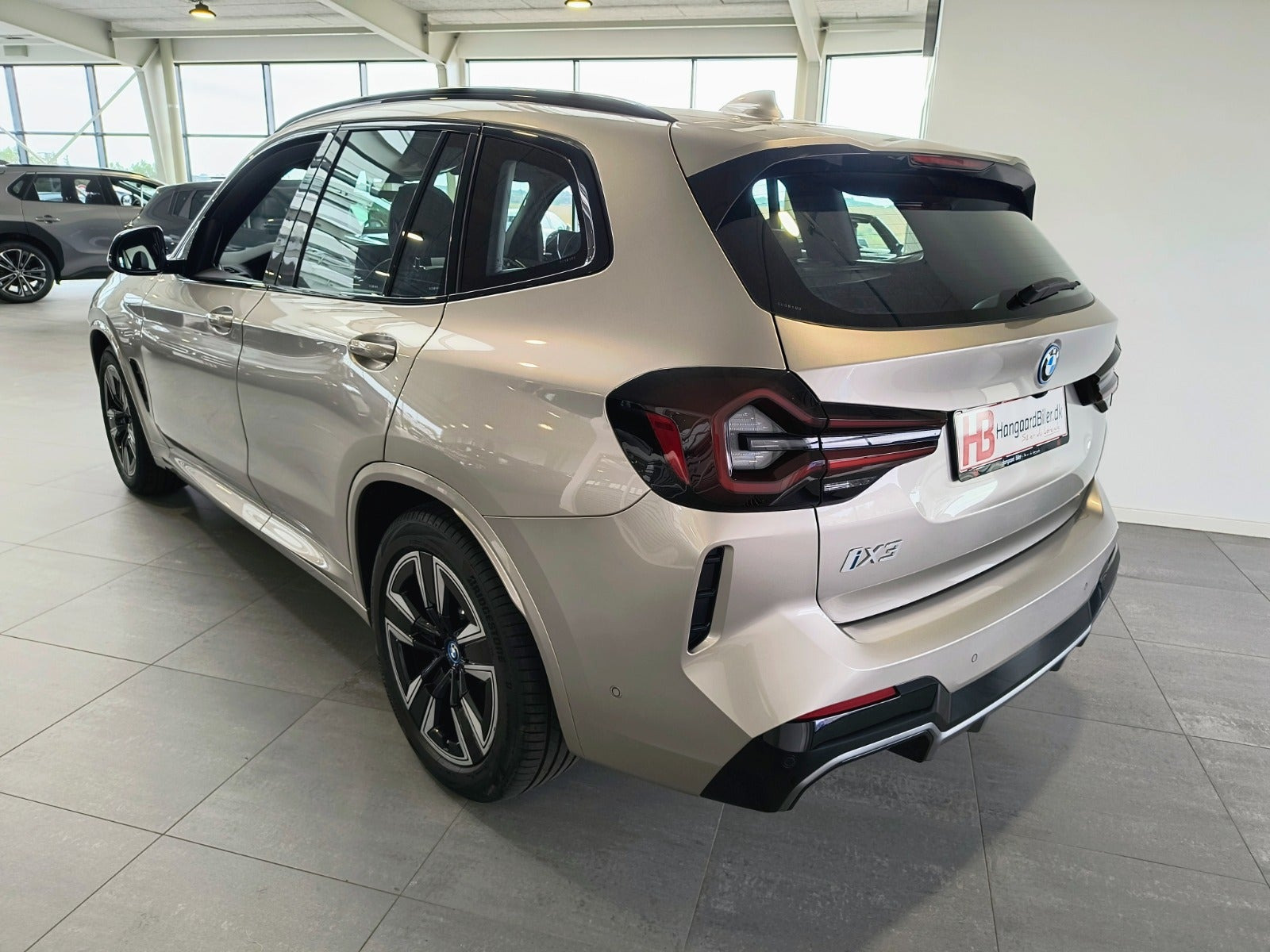 Orange BMW iX3 fra 2024