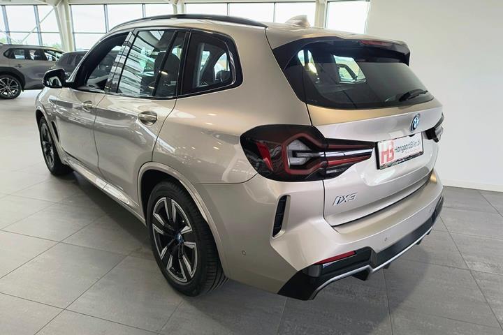 Orange BMW iX3 fra 2024