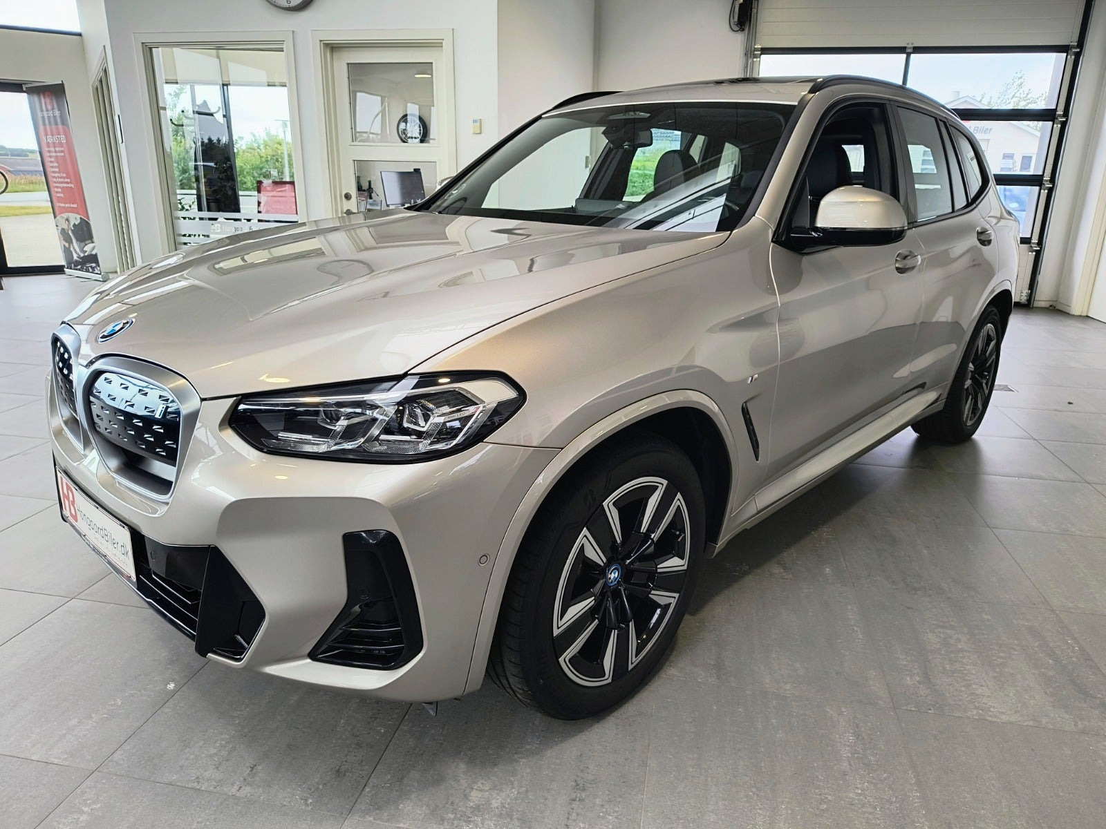 Orange BMW iX3 fra 2024
