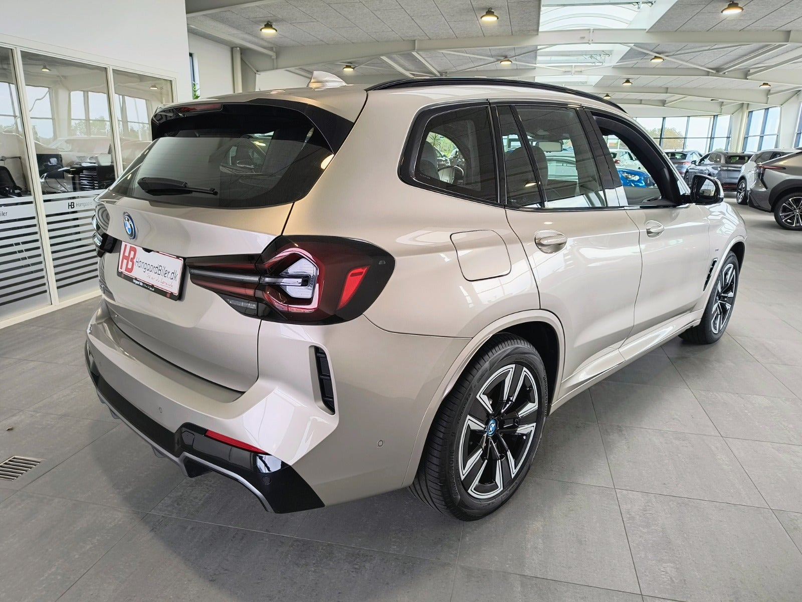 Orange BMW iX3 fra 2024