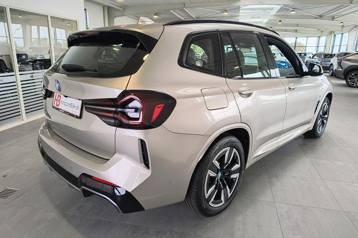 Orange BMW iX3 fra 2024