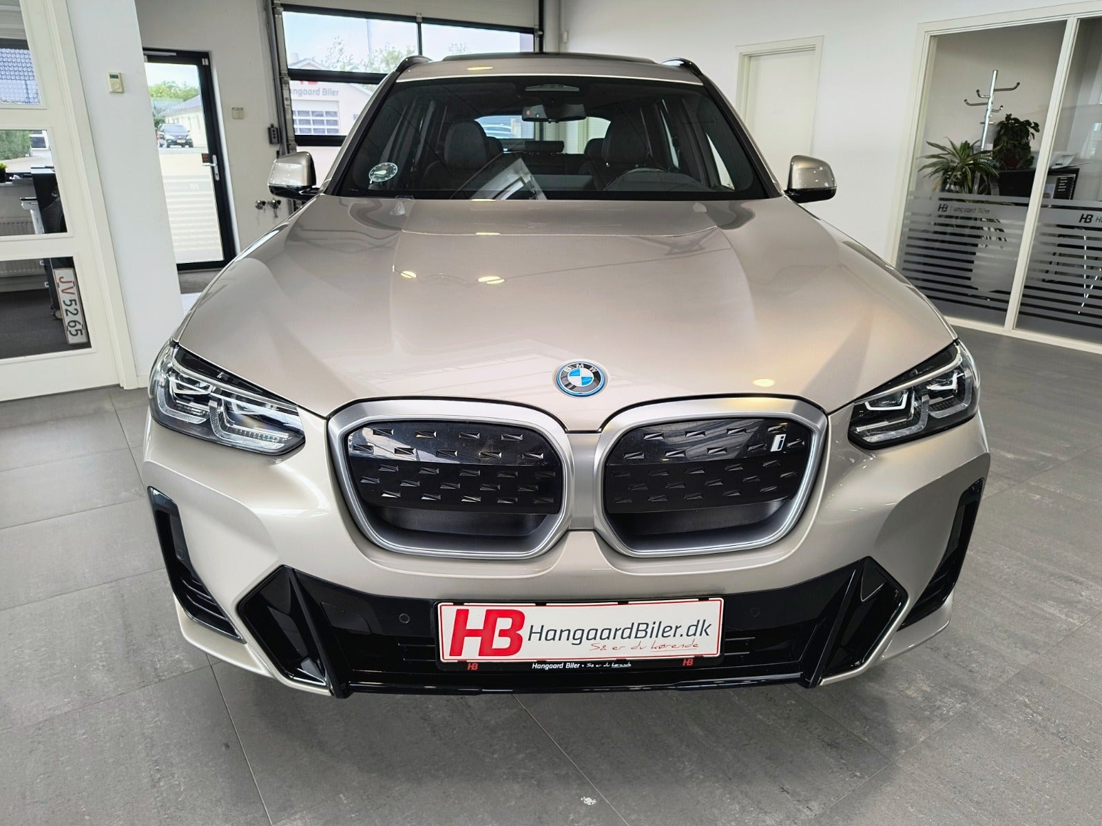 Orange BMW iX3 fra 2024