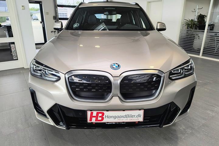 Orange BMW iX3 fra 2024