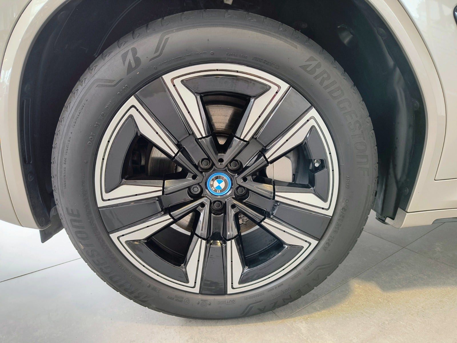 Orange BMW iX3 fra 2024