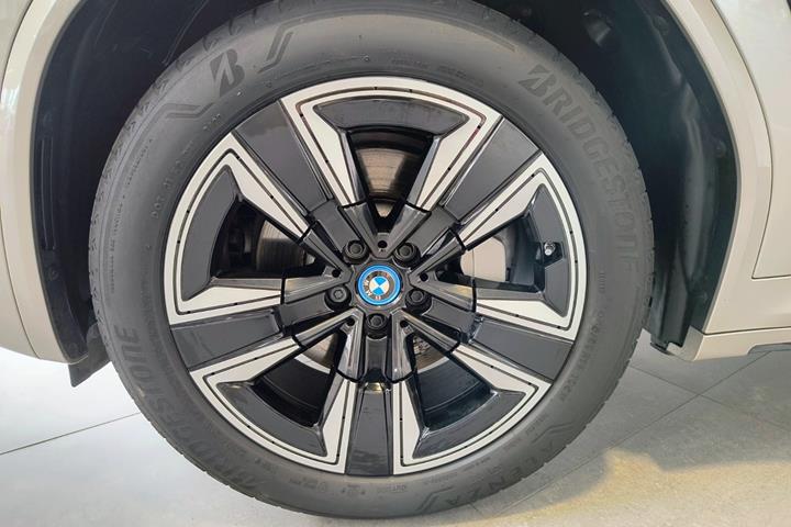 Orange BMW iX3 fra 2024