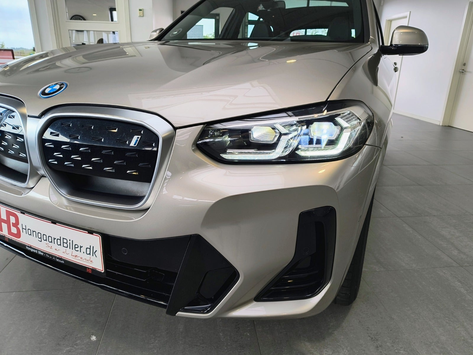 Orange BMW iX3 fra 2024