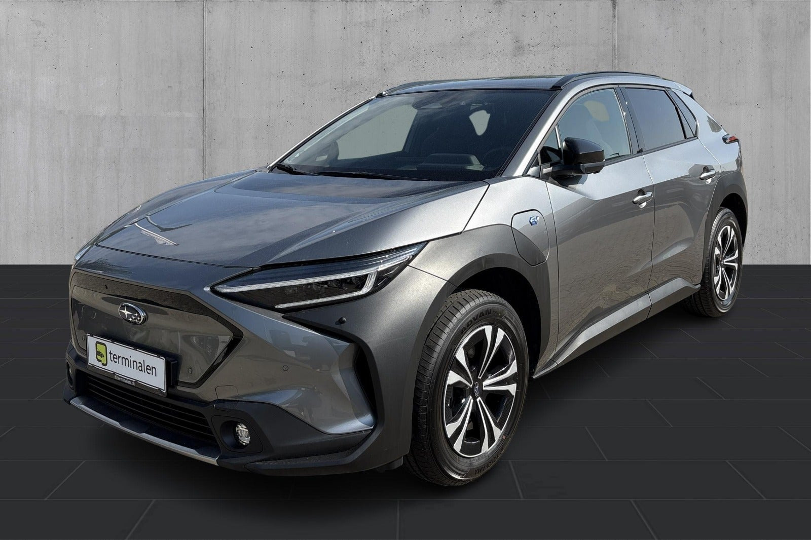 Hvid Subaru Solterra fra 2023 set udefra
