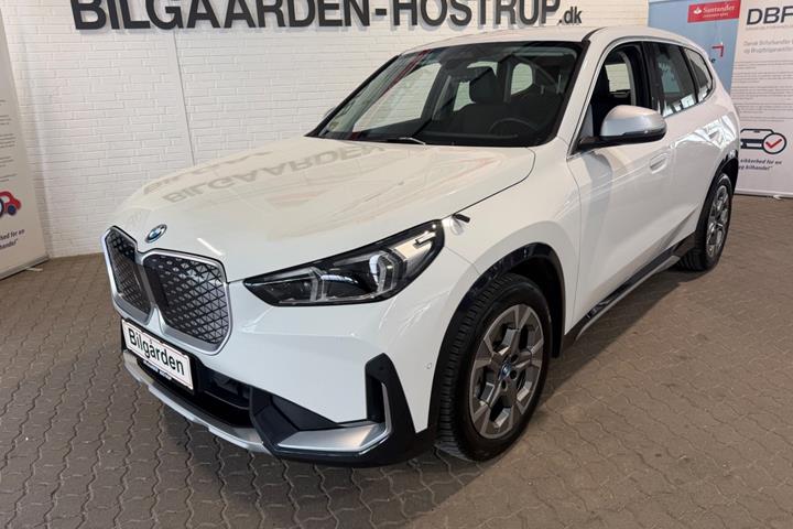 Hvid BMW iX1 fra 2024 set udefra
