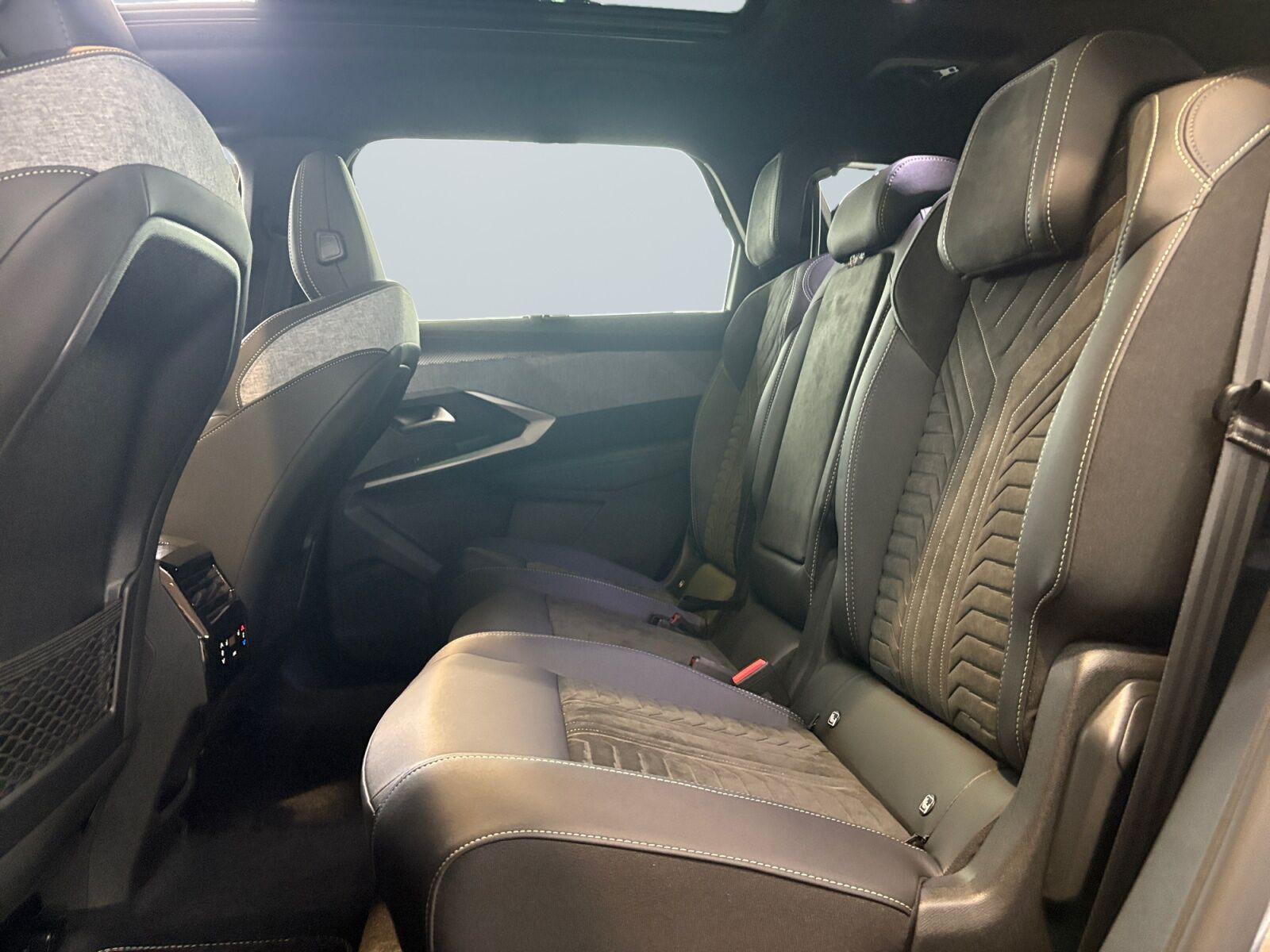 Grå Peugeot e-5008 fra 2026