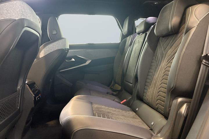 Grå Peugeot e-5008 fra 2026