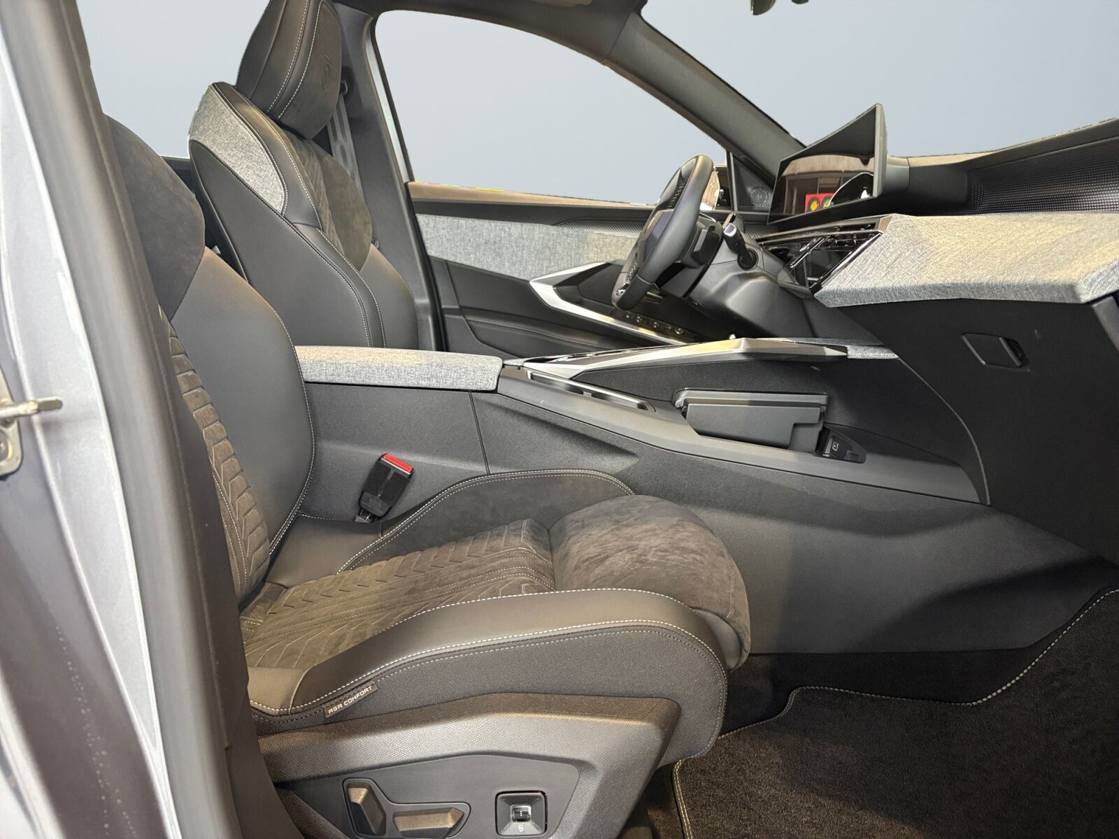 Grå Peugeot e-5008 fra 2026