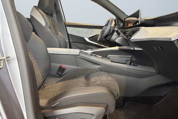 Grå Peugeot e-5008 fra 2026