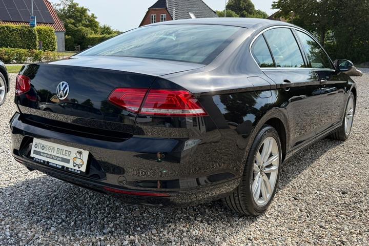 Sort VW Passat fra 2016