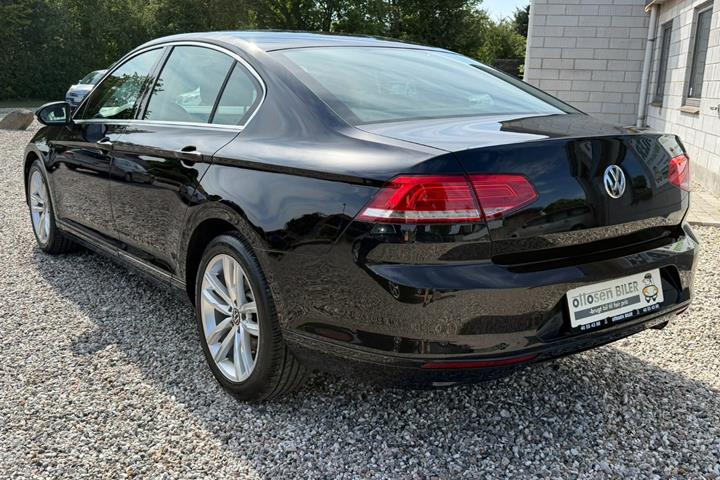 Sort VW Passat fra 2016