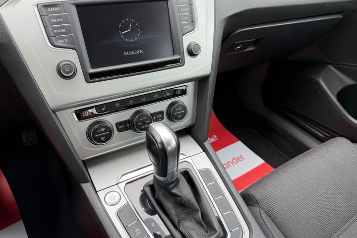 Sort VW Passat fra 2016