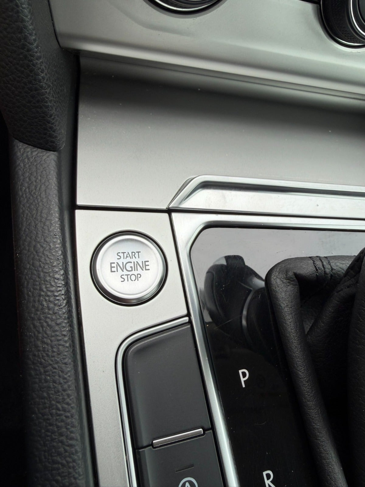 Sort VW Passat fra 2016
