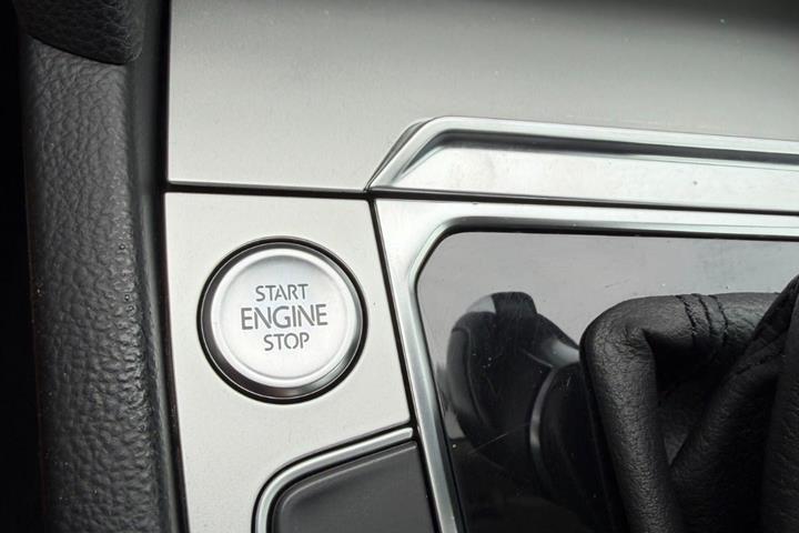 Sort VW Passat fra 2016