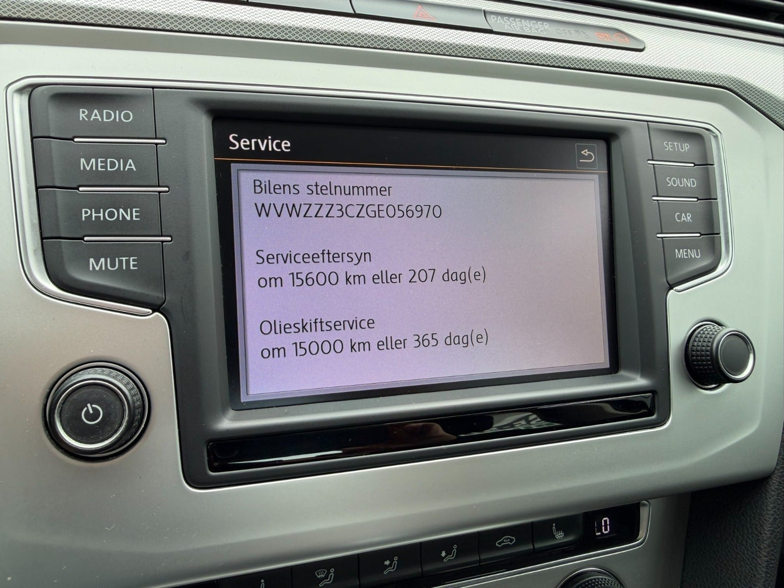 Sort VW Passat fra 2016