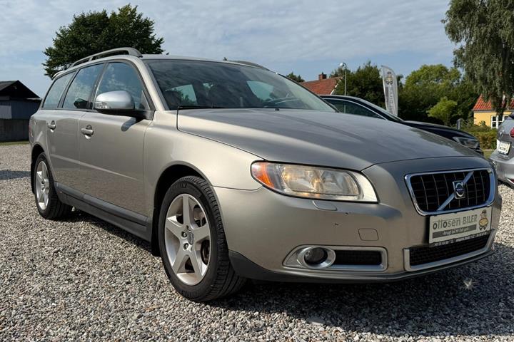 Beige Volvo V70 fra 2007