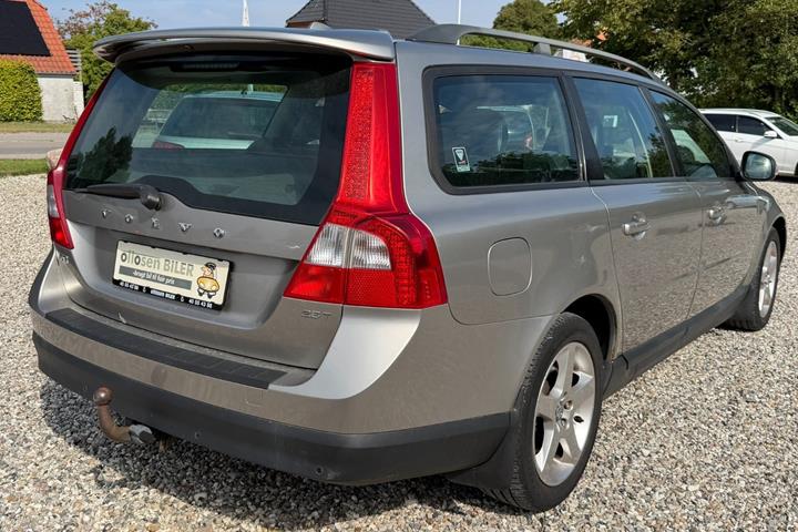 Beige Volvo V70 fra 2007