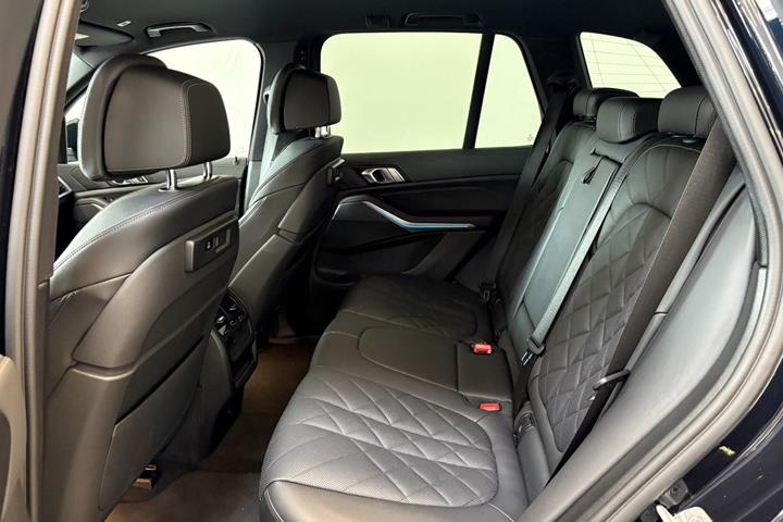 Sort BMW X5 fra 2023