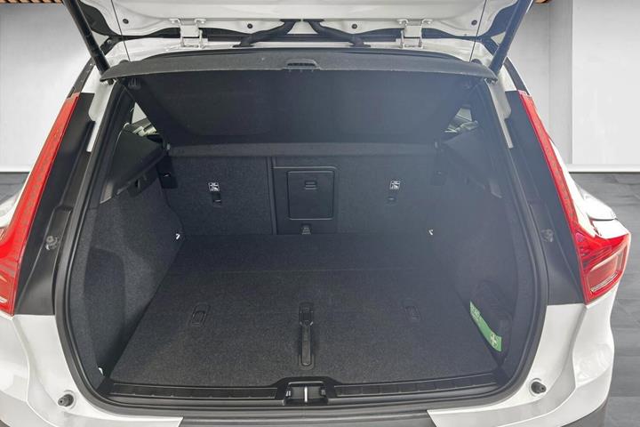 Hvid Volvo XC40 fra 2023