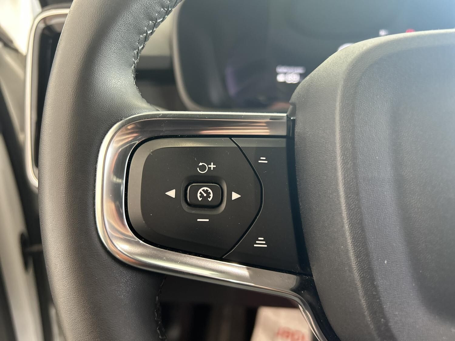 Hvid Volvo XC40 fra 2023