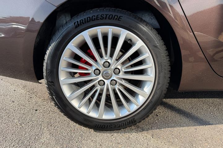 Brun Opel Astra fra 2017