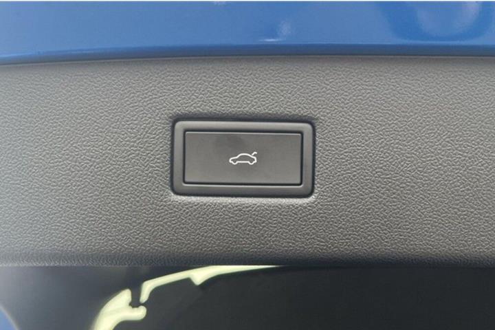 Blå Ford Capri fra 2025