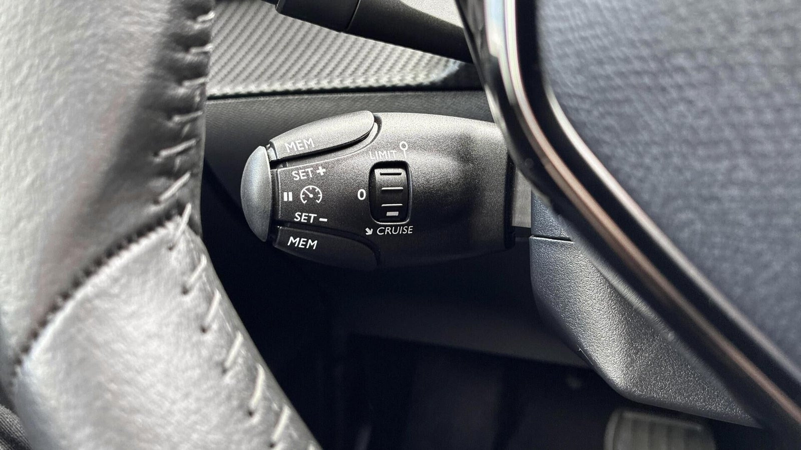 Sort Peugeot e-208 fra 2024