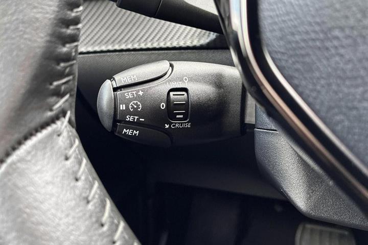 Sort Peugeot e-208 fra 2024