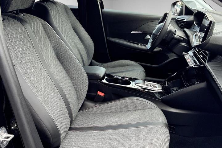 Sort Peugeot e-208 fra 2024