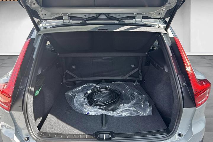 Grå Volvo EX40 fra 2025
