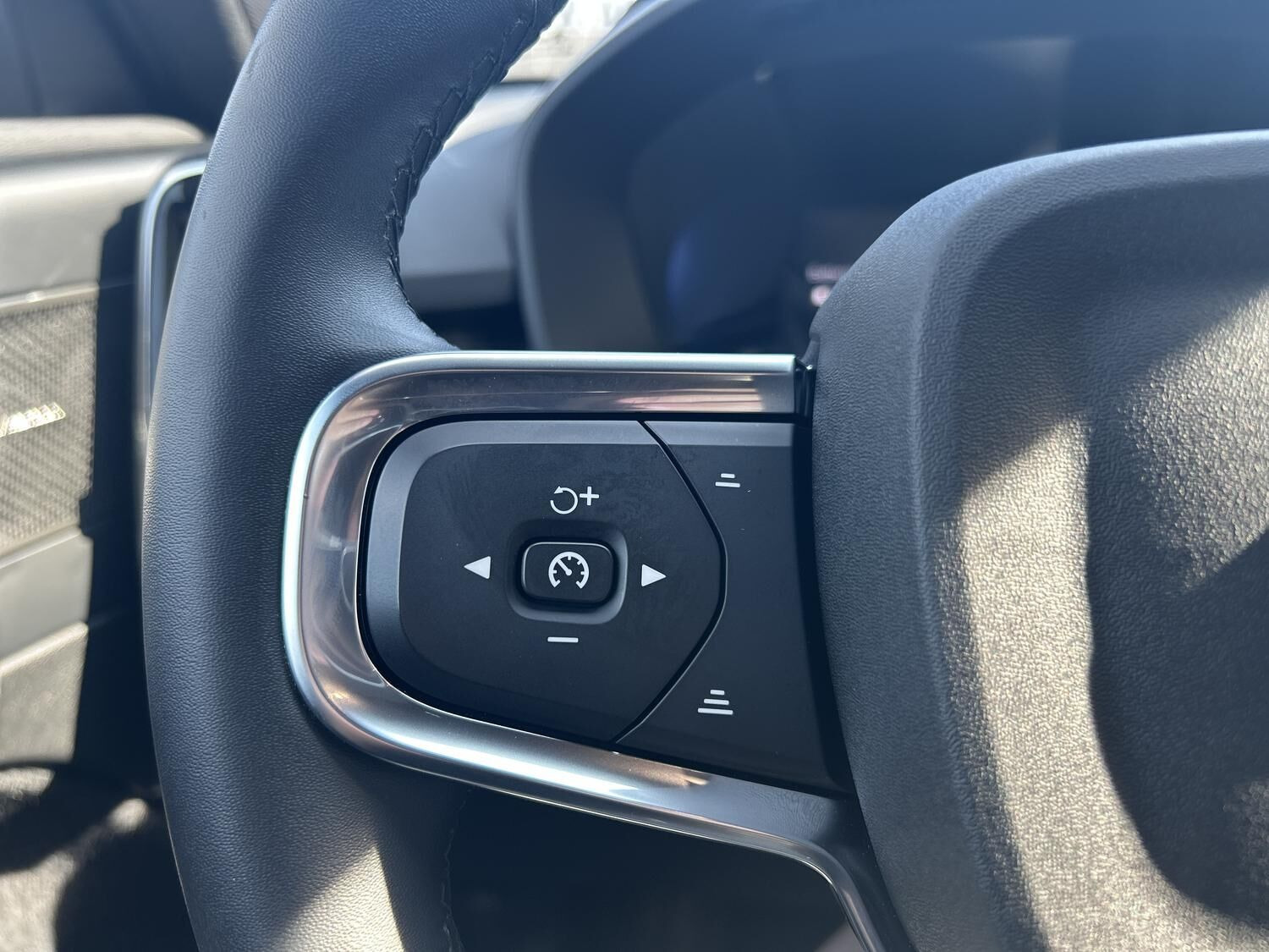 Grå Volvo EX40 fra 2025