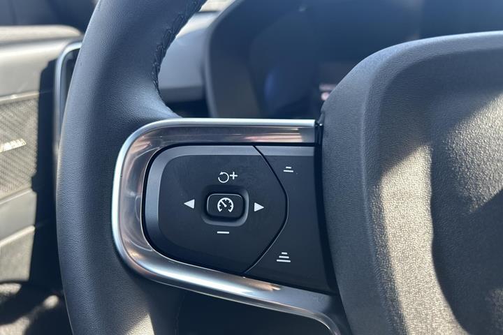 Grå Volvo EX40 fra 2025