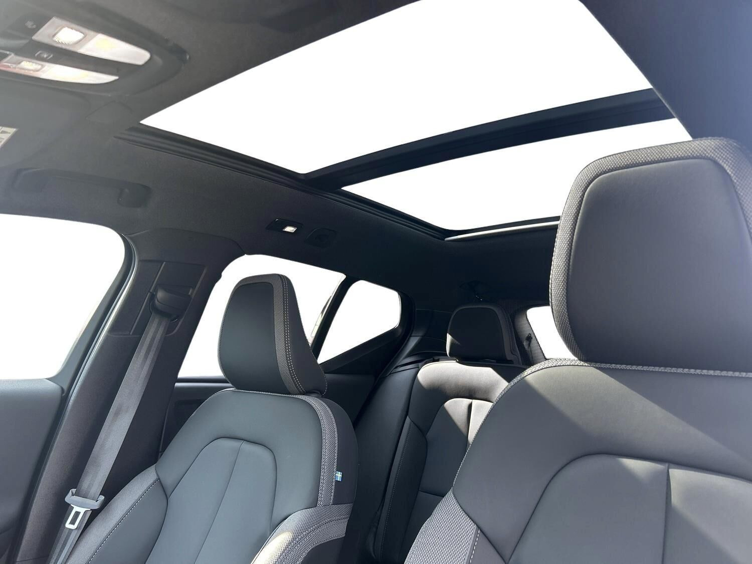 Grå Volvo EX40 fra 2025