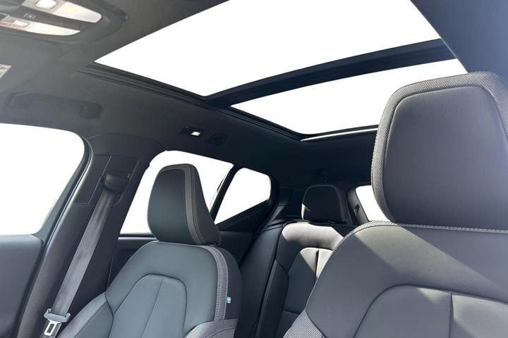 Grå Volvo EX40 fra 2025