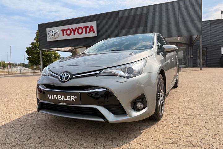 Grå Toyota Avensis fra 2018