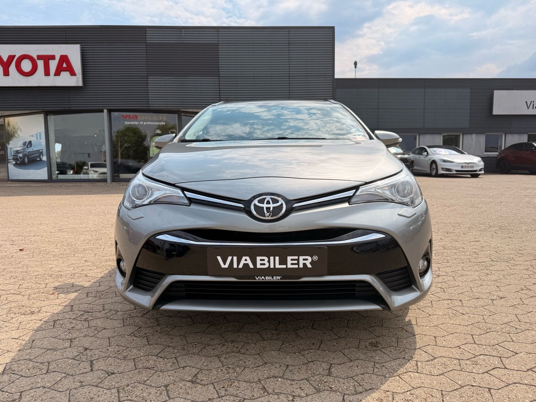 Grå Toyota Avensis fra 2018