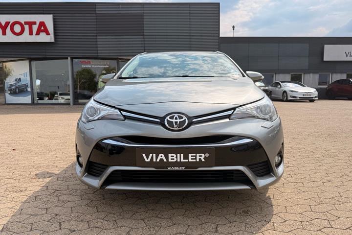 Grå Toyota Avensis fra 2018