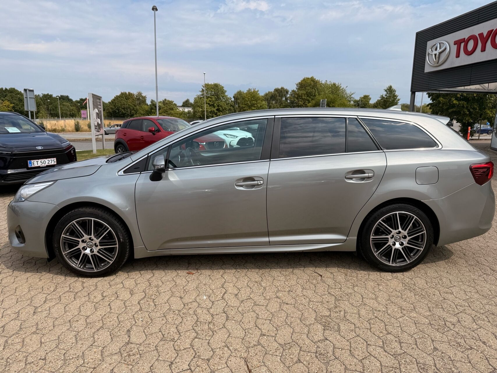 Grå Toyota Avensis fra 2018