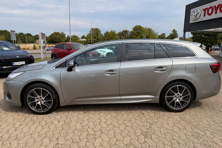 Grå Toyota Avensis fra 2018