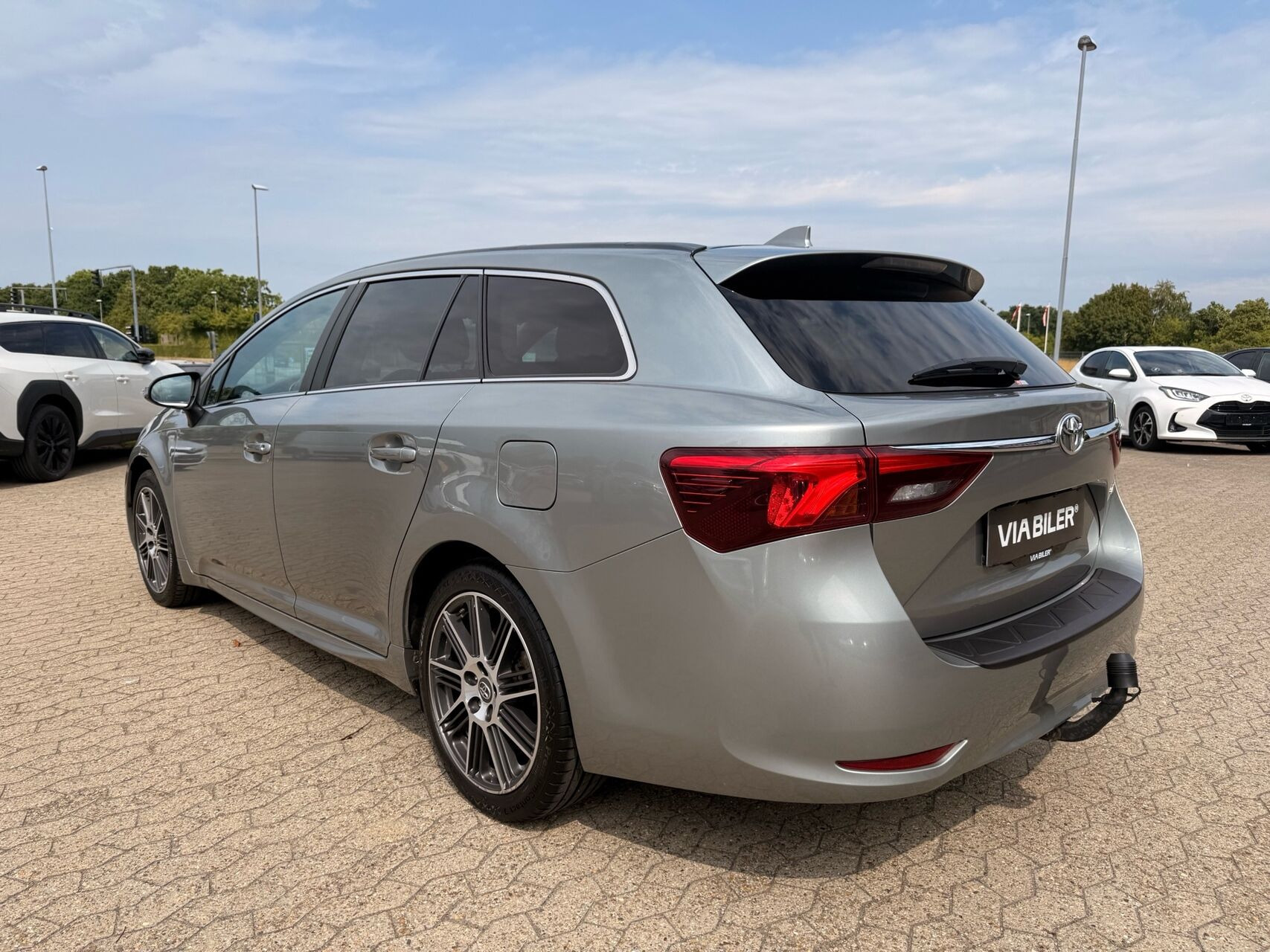 Grå Toyota Avensis fra 2018