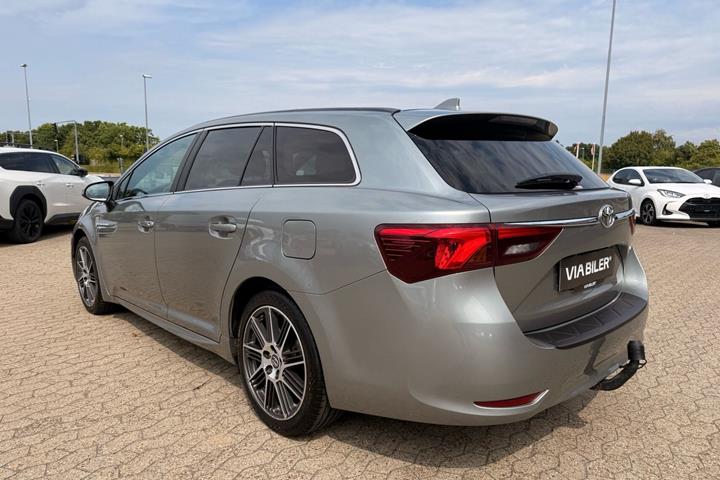 Grå Toyota Avensis fra 2018